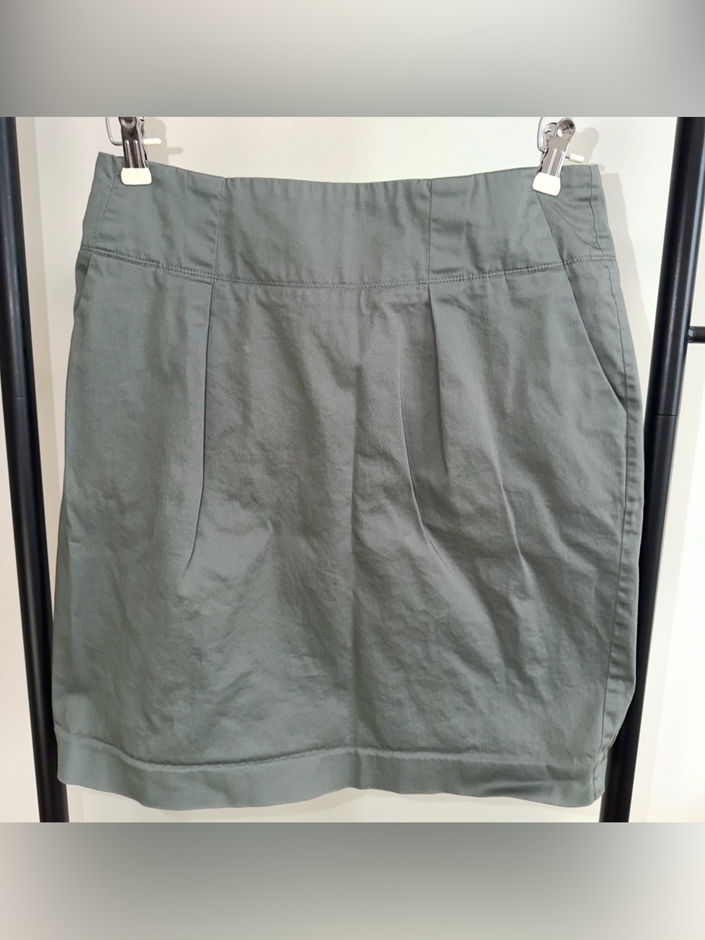 LOFT Olive Green Pencil Skirt with Front Seam Detail and Pockets Size 4